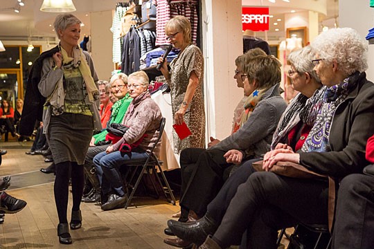 <em>Lene N�rreg�rd var s�dvanen tro en kompetent konferencier ved det store modeshow hos Simon's.</em>