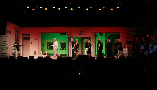 <em>Revyens omdrejningspunkt er den nye sundhedsambassade i Allinge. Fotos: Kristian Kirk Mailand</em>