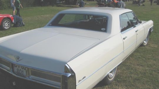 <em>Cadillac Sedan de Ville.</em>
