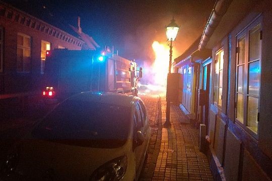 <em>13. januar var der en voldsom husbrand i R�nnes gamle bydel, hvor huset udbr�ndte. Arkivfoto: Bjarne Hansen</em>