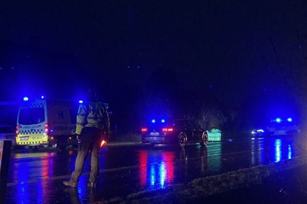 <em>Manden blev ramt af en personbil, da han gik bagom den bus, han netop var st�et af p� R�nnevej i retning mod R�nne. Foto: Presse-fotos.dk</em>