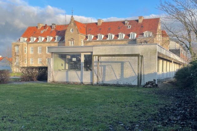 <em>Det uudnyttede anneks mod havnen skal rives ned, og der skal bygges i tre etager for at udvide med 15 nye lejligheder. Foto: Bjarne Hansen</em>