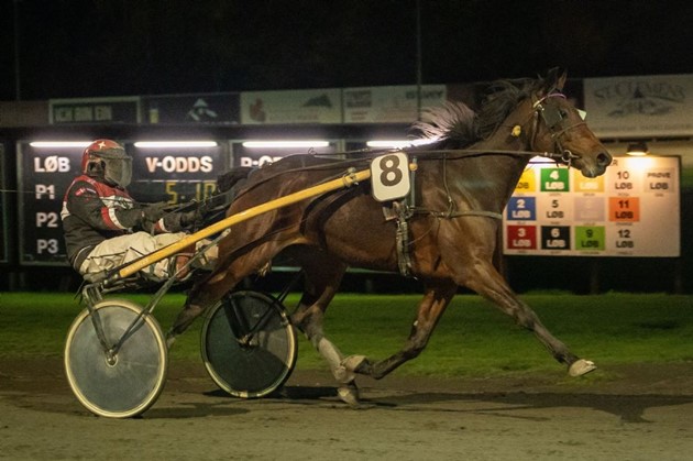 <em>John Gommans id�mtes en b�de p� 1.500 kroner og udelukkelse fra l�bsk�rsel i tidsrummet 4. til 17. november. Fotos: Torben Ager / Travfoto Bornholm</em>