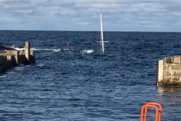 <em>Lystsejleren reddede sig op p� en klippe, inden skibet sank. Privatfoto</em>