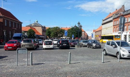 <em>Tilg�ngeligheden for biltrafikken har stor betydning for dagligvarebutikkerne i bymidten. Arkivfoto</em>