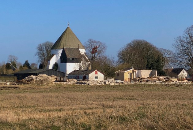 <em>Karlsh�j bliver revet ned for at give bedre indsyn til Bornholms st�rste rundkirke, �sterlars Kirke. Foto: Torben Severinsen</em>