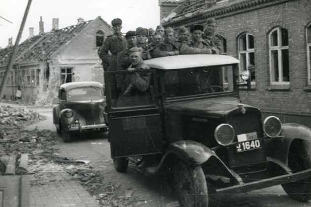 <em>9. maj 1945 blev de f�rste 170 sovjetrussiske tropper taget imod som befriere, og Danske Kvinders Beredskab lavede mad til dem. Foto Svend Aage Kofoed</em>