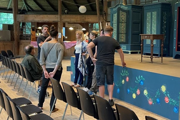 <em>Revyholdet aftaler de sidste detaljer, inden pr�verne torsdag eftermiddag. Foto: Bjarne Hansen</em>