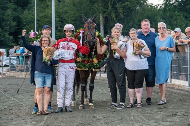 <em>Foxie Hill er ejet af familien Petersen. Far J�rgen tr�ner og s�nnen Mads er kusk. Opdr�tter Elsebet Jensen og lk�bssponsor Lars Funch Jensen fra Knud Jensen & S�n var alle glade efter sejren. Foto: Torben Ager / Travfoto Bornholm</em>