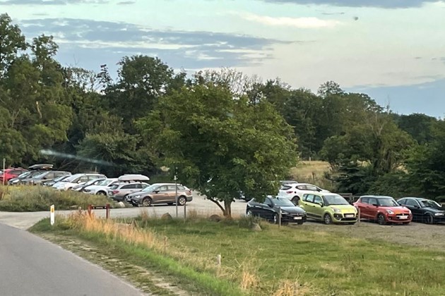 <em>Der holdt forleden s� mange biler p� busvendepladsen, at den ikke kunne bruges til form�let. Foto: Thomas Kiil Nielsen</em>