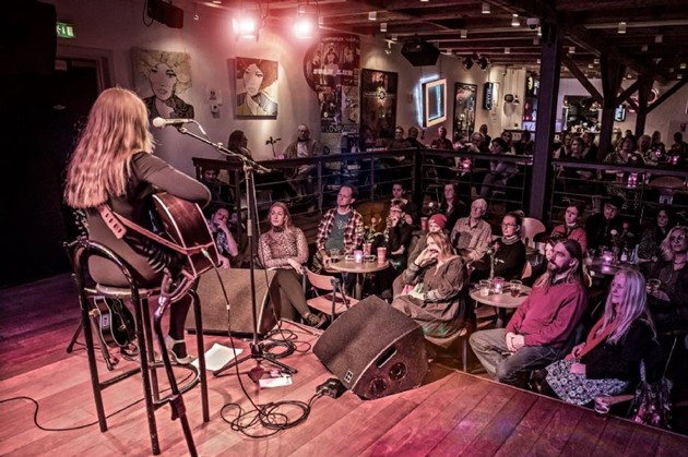 <em>3. september giver Julie Brammer en solokoncert i  i Raschs Pakhuz i R�nne. Arkivfoto</em>