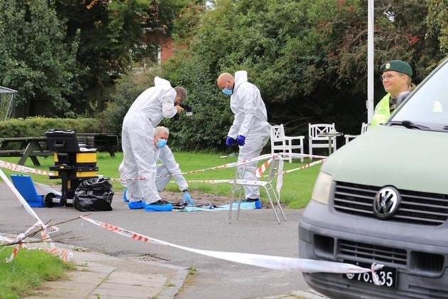 <em>Politiets teknikere har i dag foretaget unders�gelser p� gerningsstedet, og blandt andet fundet to knive. Foto: Presse-fotos.dk</em>