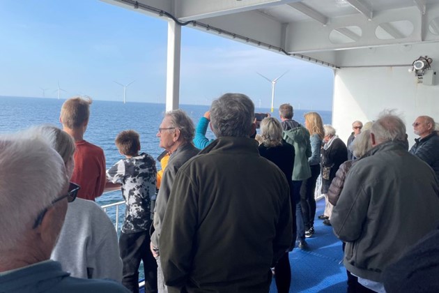 <em>De store vindm�ller var endnu mere imponerende, n�r Hammershus sejlede t�t p�. Foto: Bjarne Hansen</em>