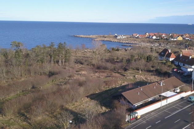 <em>De 14 boliger opf�res p� den tidligere campingplads M�llebakken i Svaneke.</em>