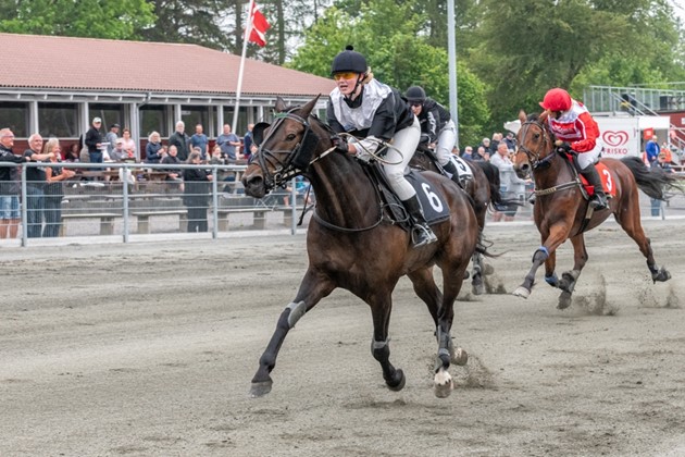 <em>McCabe med Josefine K. Hansen. Arkivfoto: Torben Ager / Travfoto Bornholm</em>