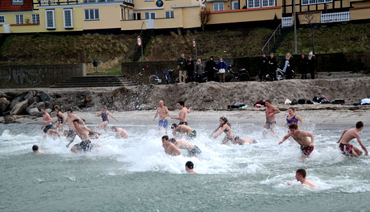 Nyt�ret fejret med kold dukkert