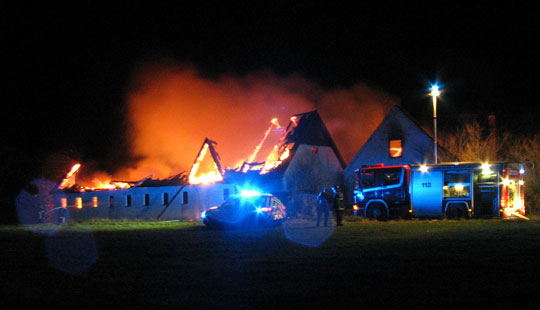 Voldsom g�rdbrand i �sterlars
