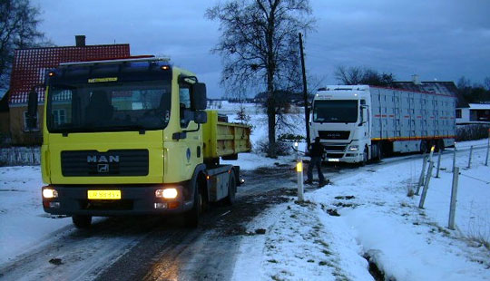 Stor lastbil gled af vejen