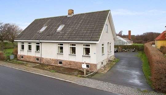 Stort byhus i Nex�