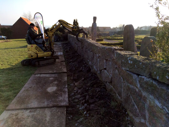 Kirkegårdsmur renoveres