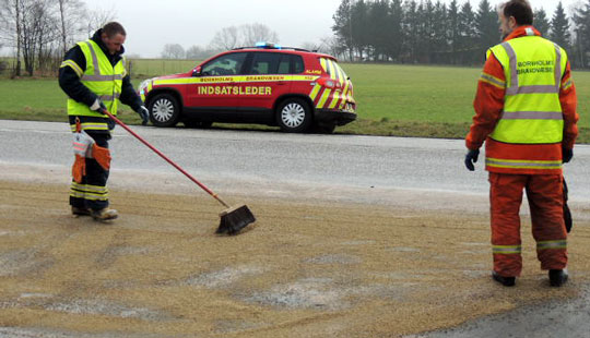 Lastbil spildte olie