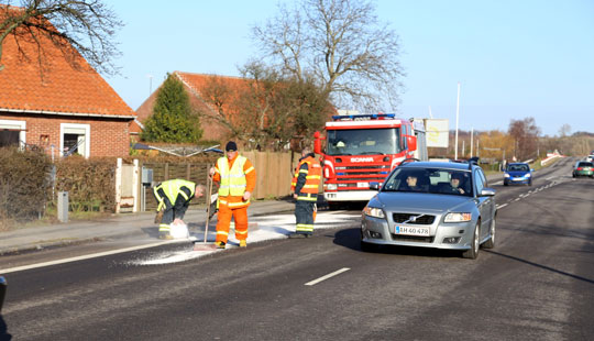 Lastbil forurenede vejstrækning