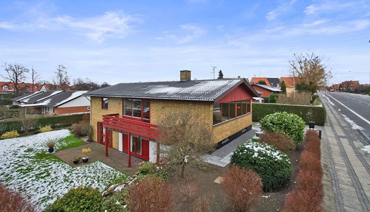 Villa p� kuperet grund