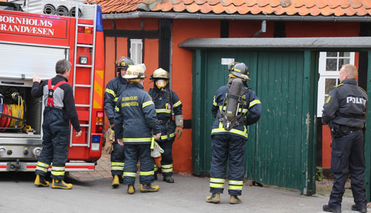 �ldre mand i r�gfyldt lejlighed