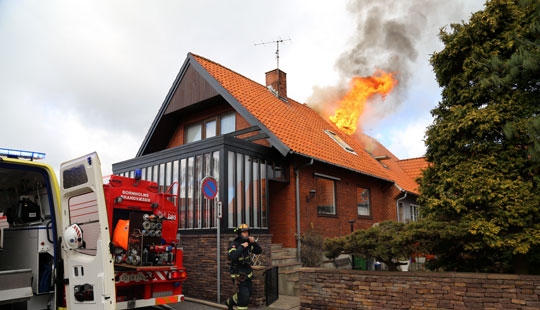 Mand omkom efter brand i villa