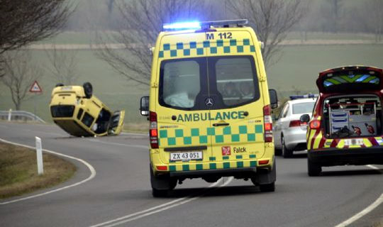 Bil ramte klippefremspring