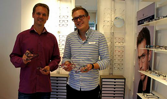 Optikere tager p� hjemmebes�g