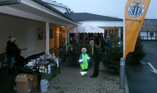 Juletr�ssalg gavner ungdom