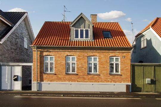 Byhus i Nex� med havudsigt