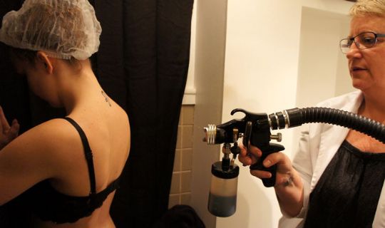 Spraybrun hos Klip & Stil