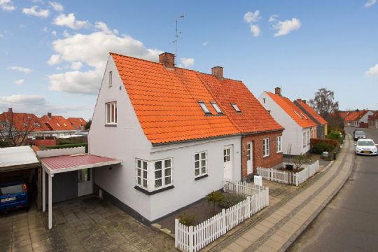 Velholdt byhus med carport