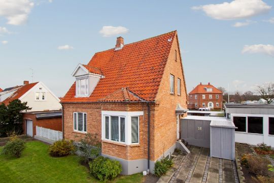 Villa med stort bilv�rksted