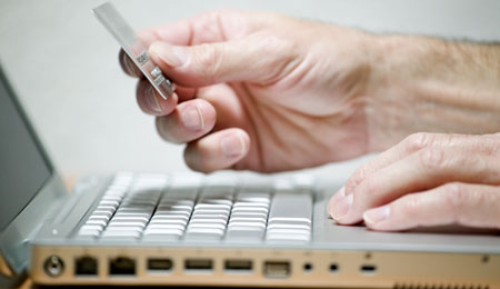 Kr�ver bedrager f�ngslet