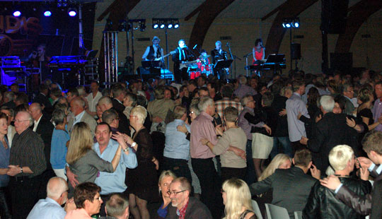 Stort Pinsebal i R�nne