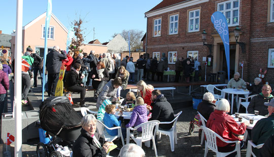 Hasle Torv indviet med kaffe og br�d