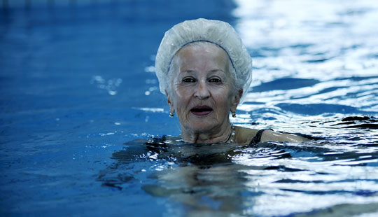 �ldre kr�ver ny sv�mmehal
