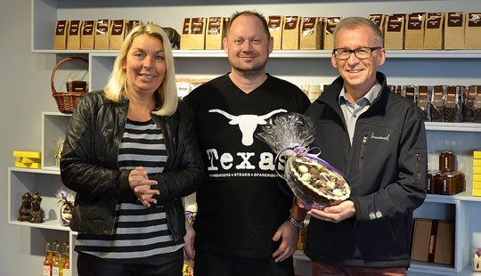 En glad vinder af p�skekurv