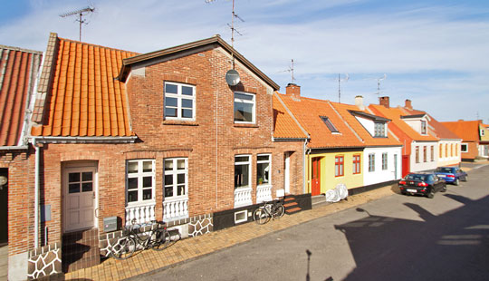 Velholdt byhus i R�nne