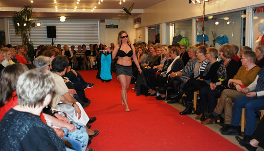 Festligt og vovet modeshow