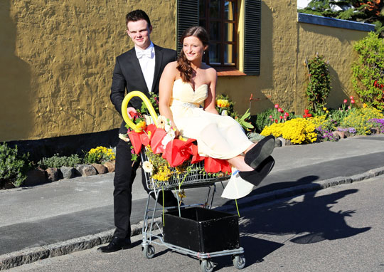 Til gallafest i indk�bsvogn