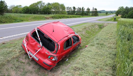 Bil med unge i gr�ften