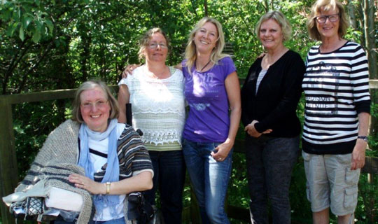 Kvinder udstiller malerier