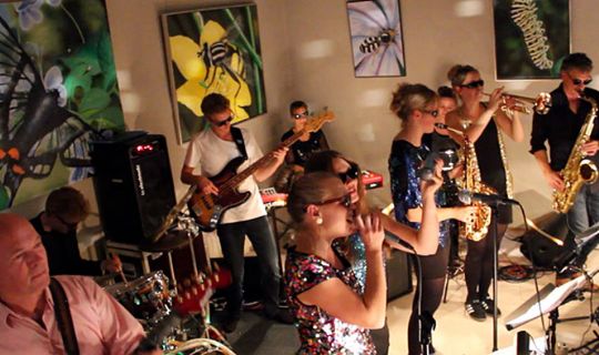 Familieswing i Raschs Pakhuz