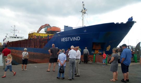 Stort skib anl�b Nex� Havn