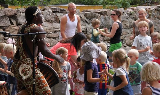 B�rn og voksne dansede