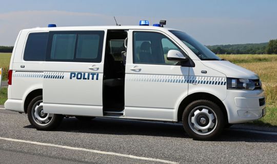 Politiet efterlyser sort bil